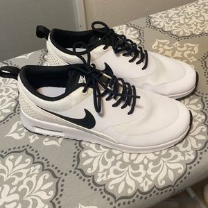 Nike Thea size 6